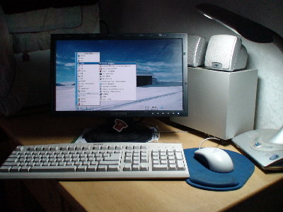 来一张DV拍的KDE3桌面，挻不错的速度。就是输入法有时打不开，尤其在Openoffice下面，很让我着急……